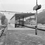 153070 Gezicht op het perron van het N.S.-station Driebergen-Zeist te Driebergen-Rijsenburg. Op de achtergrond het oude ...